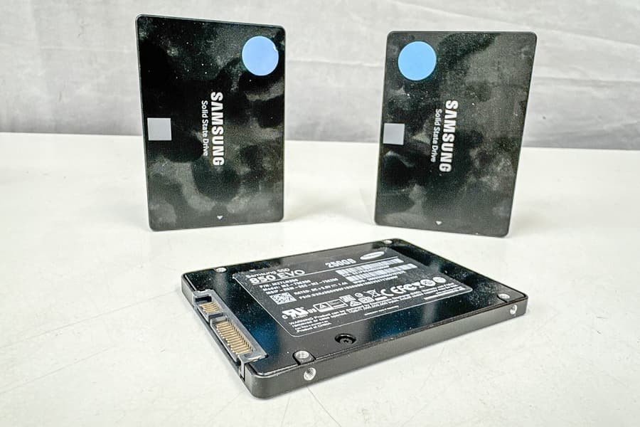 3 SSDs Samsung EVO 850 EVO, je 250 GB
